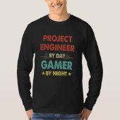 Retro Project Engineer By Day Gamer By Night Tシャツ (正面)