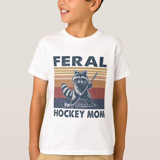 Retro Raccoon Feral Hockey Mom Hockey Player Trash Tシャツ (正面)