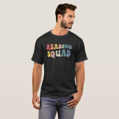 Retro Reading Squad Book Teacher Appreciation Tシャツ (正面フル)