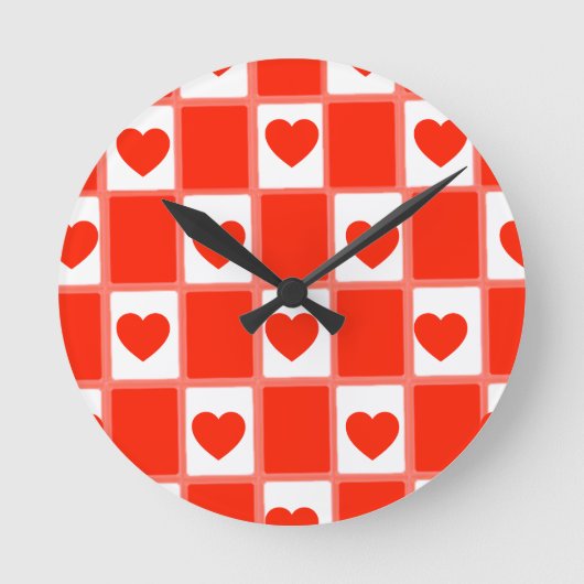 Retro Red Heart Checkerboard Pattern ラウンド壁時計 (正面)