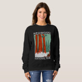 Retro Redwood National Park Outdoor Camping Souven スウェットシャツ (正面フル)