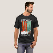 Retro Redwood National Park Outdoor Camping Souven Tシャツ (正面フル)