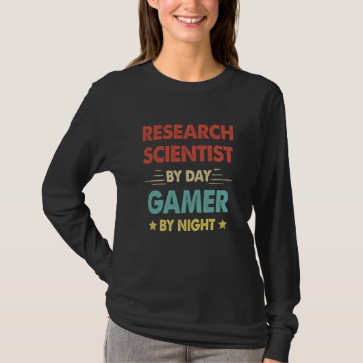 Retro Research Scientist By Day Gamer By Night Tシャツ (正面)