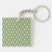 Retro Sage Green and Cream Daisy Checkerboard  キーホルダー (裏面)