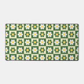 Retro Sage Green and Cream Daisy Checkerboard  デスクマット (正面)