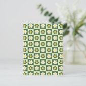 Retro Sage Green and Cream Daisy Checkerboard ポストカード (スタンド正面)