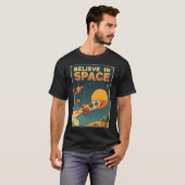 Retro Sci-Fi Bigfoot Raccoon Believe In Space Tシャツ (正面フル)