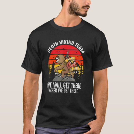 Retro Sloth Hiking Team We'll Get There When We Ge Tシャツ (正面)