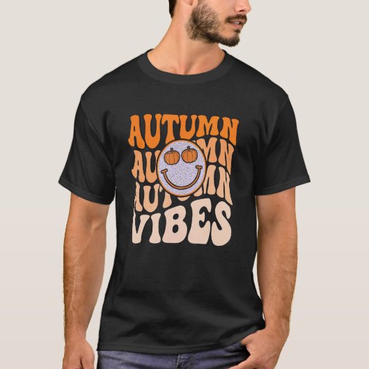 Retro Smile Face Fall Vibes Pumpkin Autumn Thanksg Tシャツ (正面)