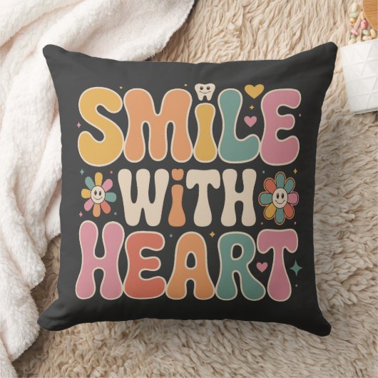 Retro 'Smile With Heart' Throw Pillow - Groovy Den クッション (ブランケット)