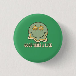 Retro St. Patrick's Day Good Vibes & Luck Smiley  缶バッジ