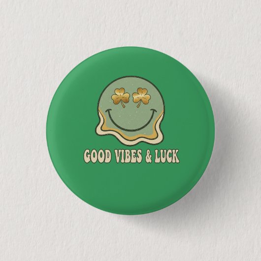 Retro St. Patrick's Day Good Vibes & Luck Smiley  缶バッジ (正面)