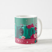 Retro-style audio speakers surrounded by roses コーヒーマグカップ (正面右)