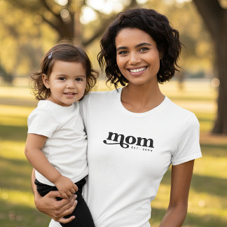 Retro Style Vintage Typography Mom Established Tシャツ