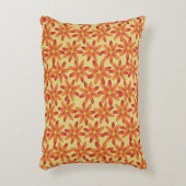 Retro Sunburst Daisy Floral in Warm Yellow アクセントクッション (正面(垂直))