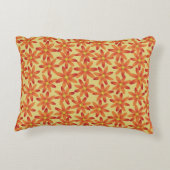 Retro Sunburst Daisy Floral in Warm Yellow アクセントクッション (裏面)