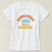 Retro Sunkissed Sea Breezy; Colorful Summer Tシャツ (デザイン正面)