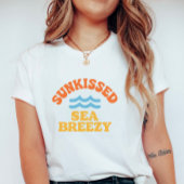 Retro Sunkissed Sea Breezy; Colorful Summer Tシャツ
