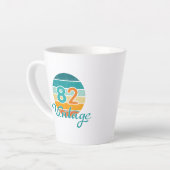 Retro Sunset 82 Vintage Distressed カフェラテマグ (左アングル)