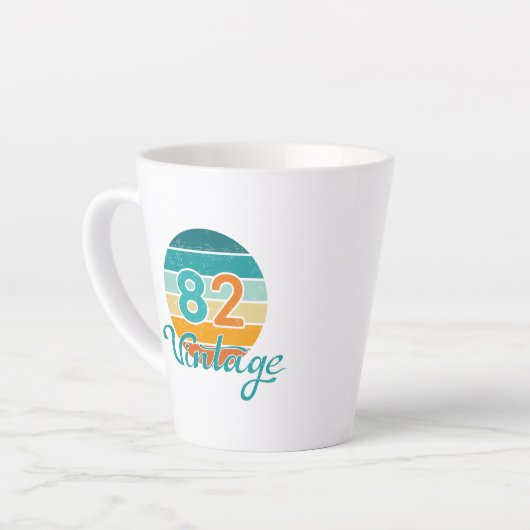 Retro Sunset 82 Vintage Distressed カフェラテマグ (左アングル)