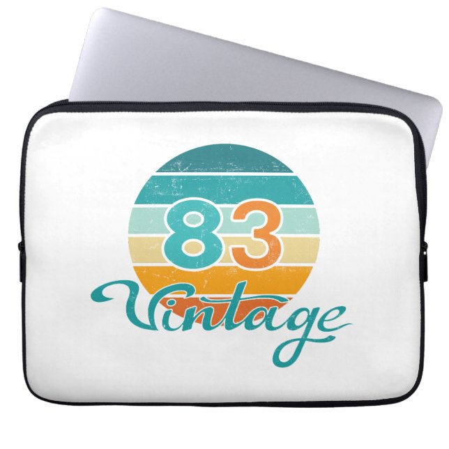 Retro Sunset 83 Vintage Distressed ラップトップスリーブ (正面)