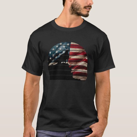 Retro sunset bald eagle standing on cliff American Tシャツ (正面)