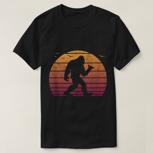 Retro Sunset Bigfoot Shaka Design Tシャツ (デザイン正面)