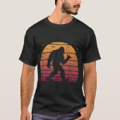 Retro Sunset Bigfoot Shaka Design Tシャツ (正面)