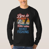 Retro Sunset Fishing When Basket Fishing Tシャツ (正面)