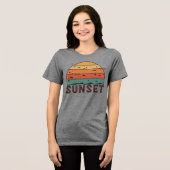 Retro Sunset Horizon Graphic T-Shirt トライブレンドTシャツ (正面全面)