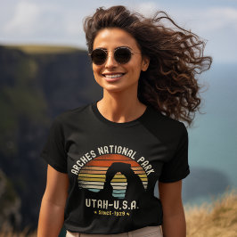 Retro Sunset over Arches National Park, Utah Tシャツ