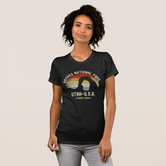 Retro Sunset over Arches National Park, Utah Tシャツ (正面フル)