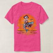Retro Sunset Skeleton Pirate Riding Shark Hallowee Tシャツ (デザイン正面)