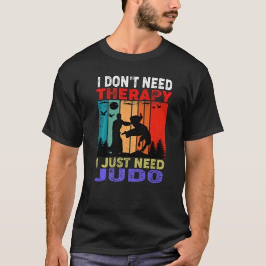 Retro Sunset Slogan I Don't Need Therapy I Just Ne Tシャツ (正面)