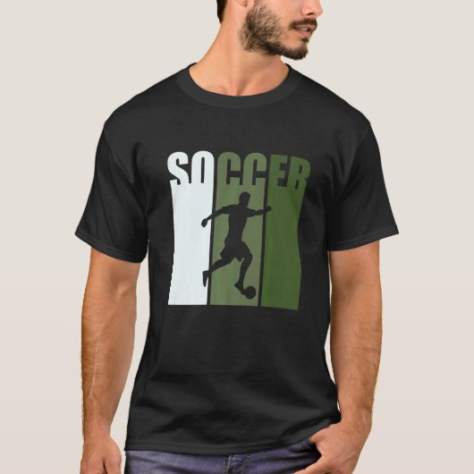 Retro Sunset Soccer Player Green Silhouette Tシャツ (正面)