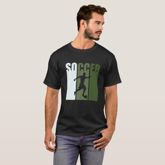 Retro Sunset Soccer Player Green Silhouette Tシャツ (正面フル)