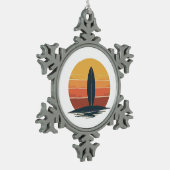 Retro Sunset Surfboard スノーフレークピューターオーナメント (左)