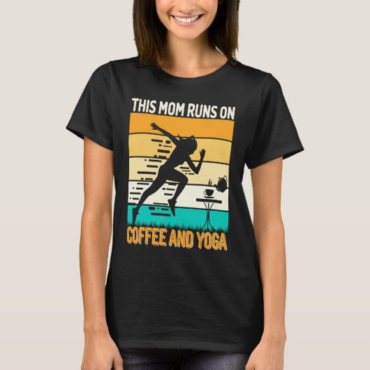 Retro This Mom Runs on Coffee and Yoga Apparel Yo Tシャツ (正面)