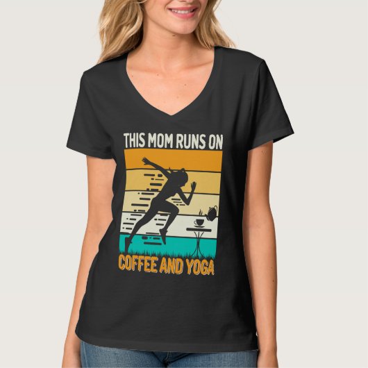 Retro This Mom Runs on Coffee and Yoga Apparel Yo Tシャツ (正面)