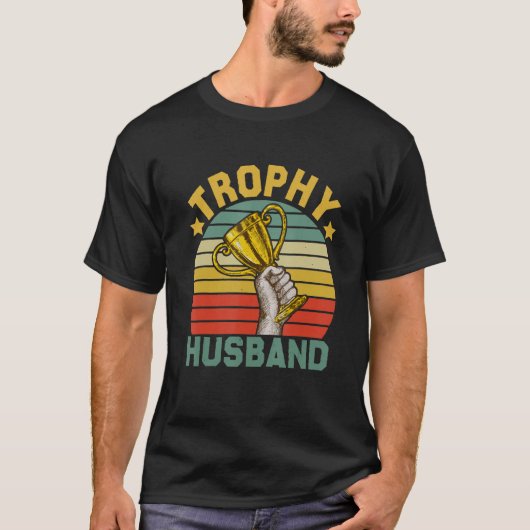 Retro Trophy Spouse Husband Funny Cool Father Dad  Tシャツ (正面)