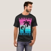 Retro Tropical Sunset Cancun Beach Mexico Summer V Tシャツ (正面フル)