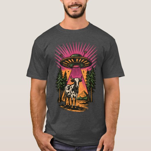 Retro UFO Cow Alien Forest Scene Funny Sci-Fi Tシャツ (正面)