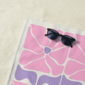 Retro vintage pink purple flower pattern  ビーチタオル (インサイチュ)