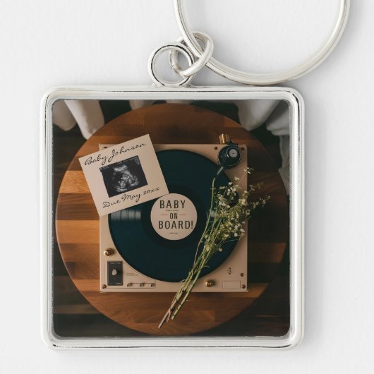 Retro Vinyl Record Player Pregnancy Announcement  キーホルダー (正面)