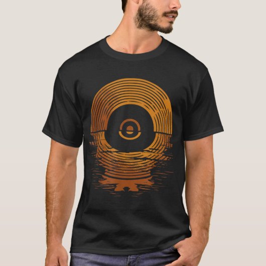Retro Vinyl Record Sunset Design Tシャツ (正面)