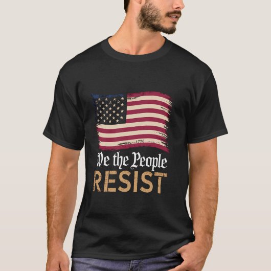 Retro We The People Resist Political US Flag Men W Tシャツ (正面)