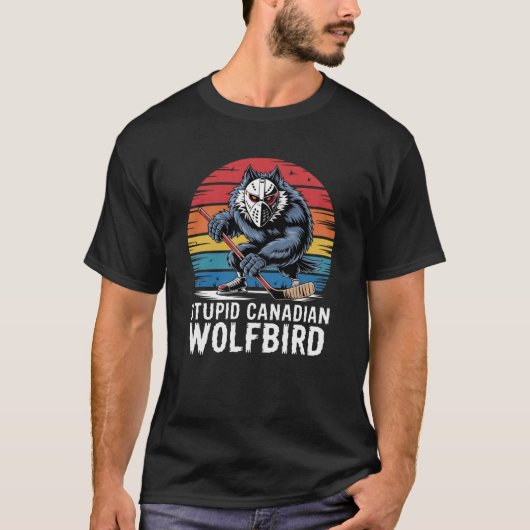 Retro Wildlife Humor – Stupid Canadian Wolf Bird Tシャツ (正面)
