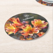 RHSガーデンモノグラムでペルーのユリの花 ラウンドペーパーコースター (アングル)