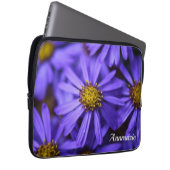 RHS Wisley Gardenの紫のアスターの花 ラップトップスリーブ (正面右)