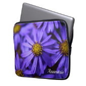 RHS Wisley Gardenの紫のアスターの花 ラップトップスリーブ (正面左)